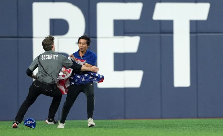  Watch: Fan with American flag runs onto field during World Series game