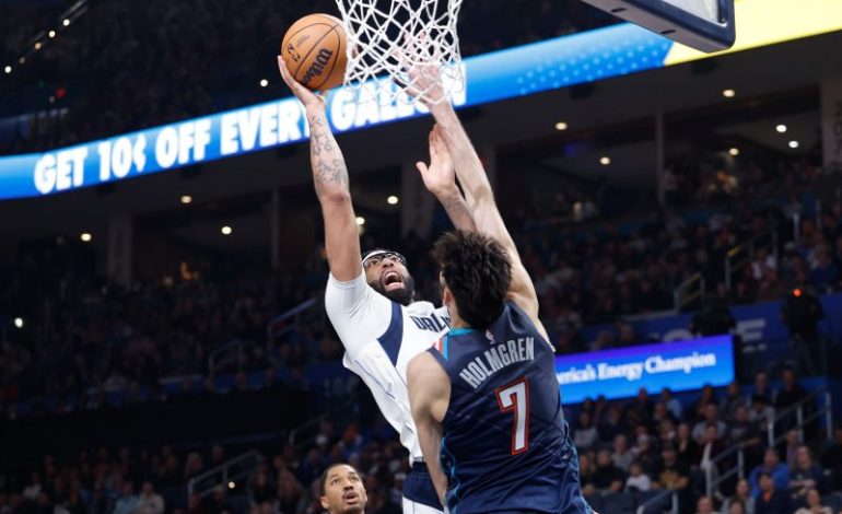  Mavs star Anthony Davis appears to hurt knee, but returns to game