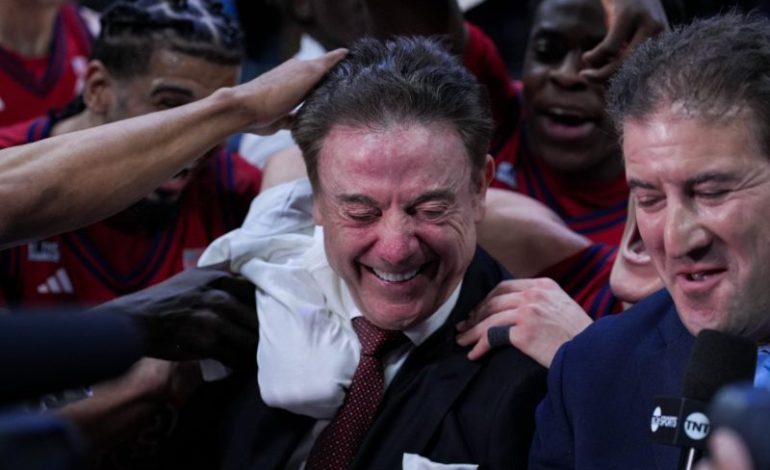  Rick Pitino reacts to getting 900th career win